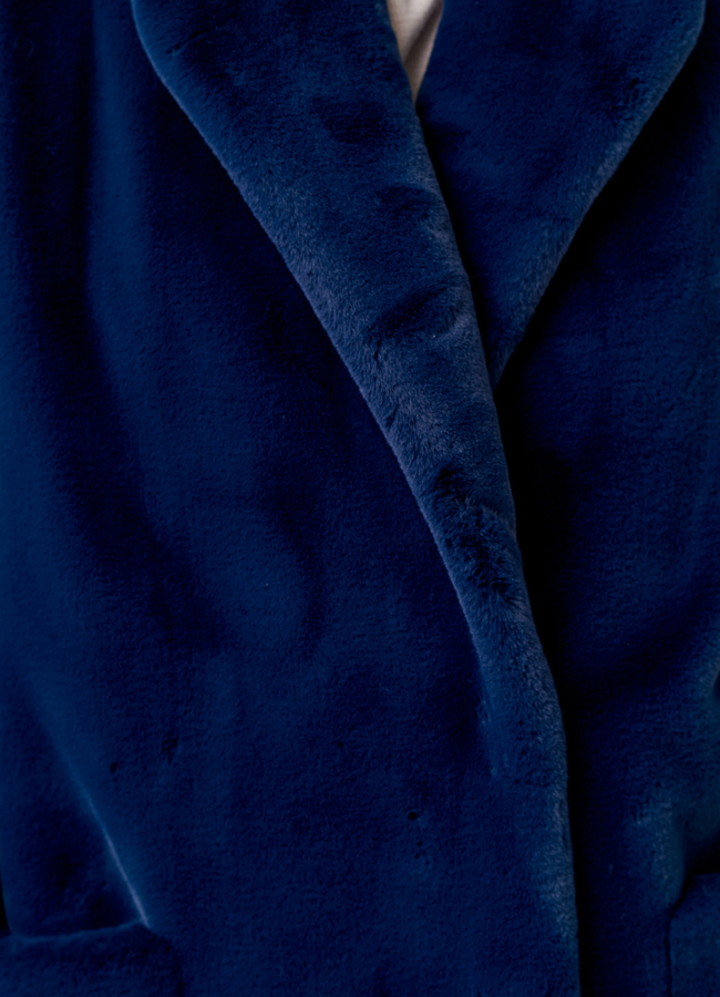 Длинное пальто из искусственного меха с английским воротником модель № 23189 в кредит