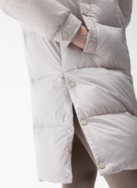 Женский пуховик с капюшоном из енота