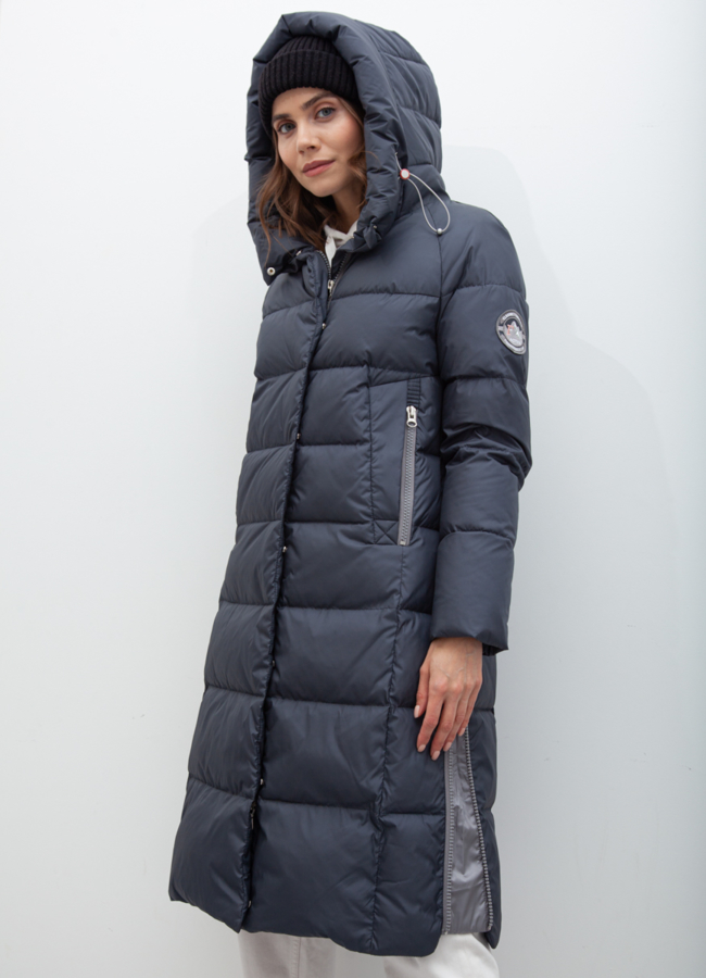 Пуховик женский синего цвета с капюшоном модель № 21028 меха малина