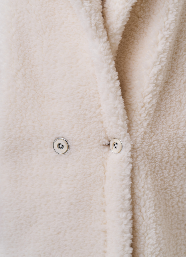 Белая шуба из шерсти с английским воротником модель № 19427 в кредит