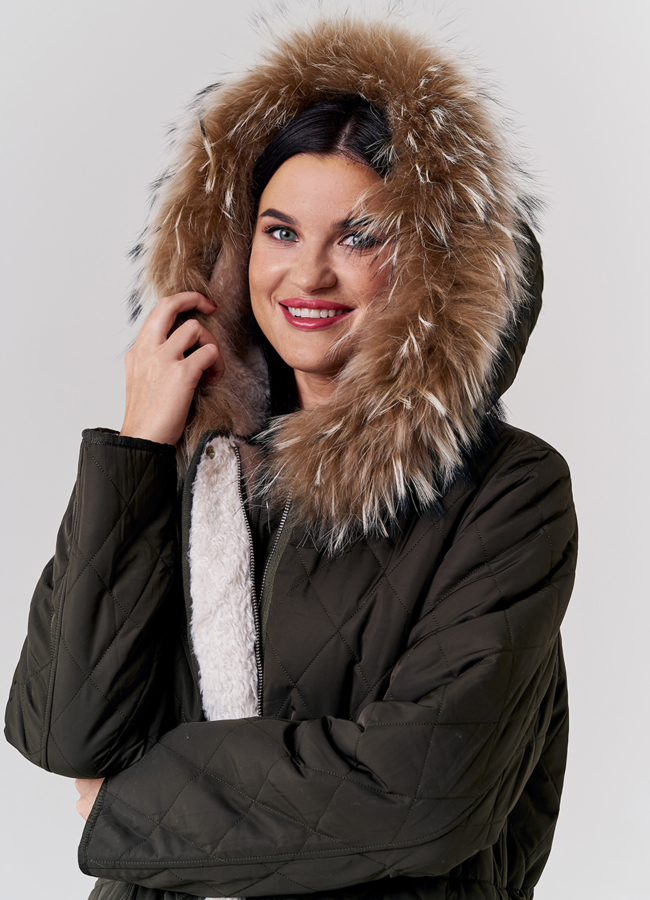 Двусторонняя парка с капюшоном зеленого цвета с енотом модель № 21133 универмаг малина