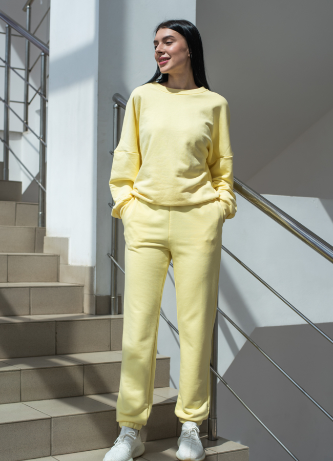 Брюки женские желтого цвета  модель № 22555 меха малина