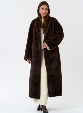 Длинное пальто из эко меха с декоративным поясом