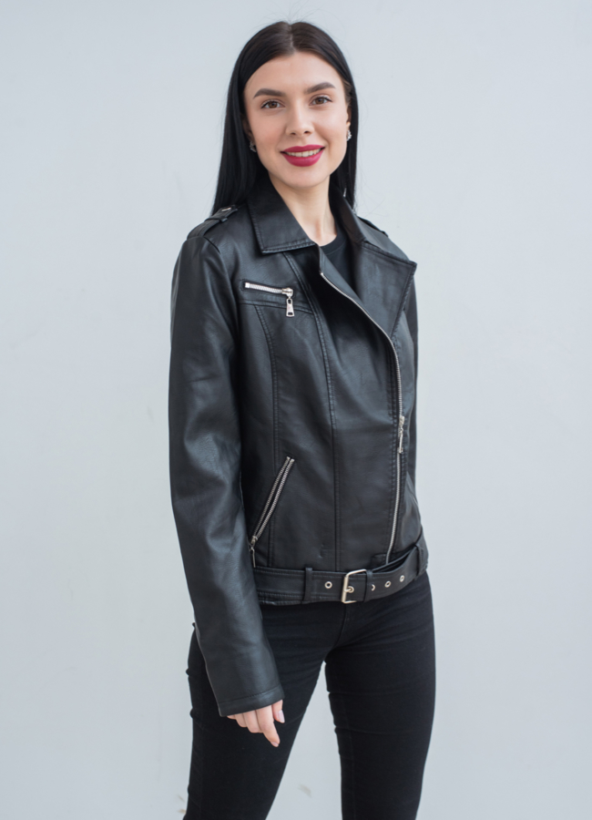 Куртка женская черного цвета из эко кожи модель № 22867 меха малина