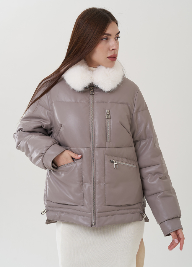 Куртка бежевого цвета с воротником из эко меха модель № 24866 универмаг малина