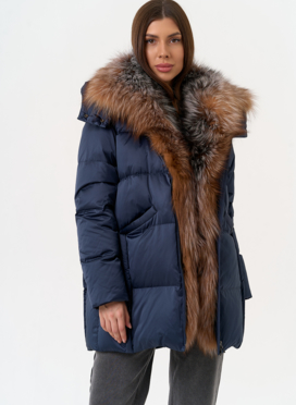 Женский пуховик с отделкой из меха блюфрост