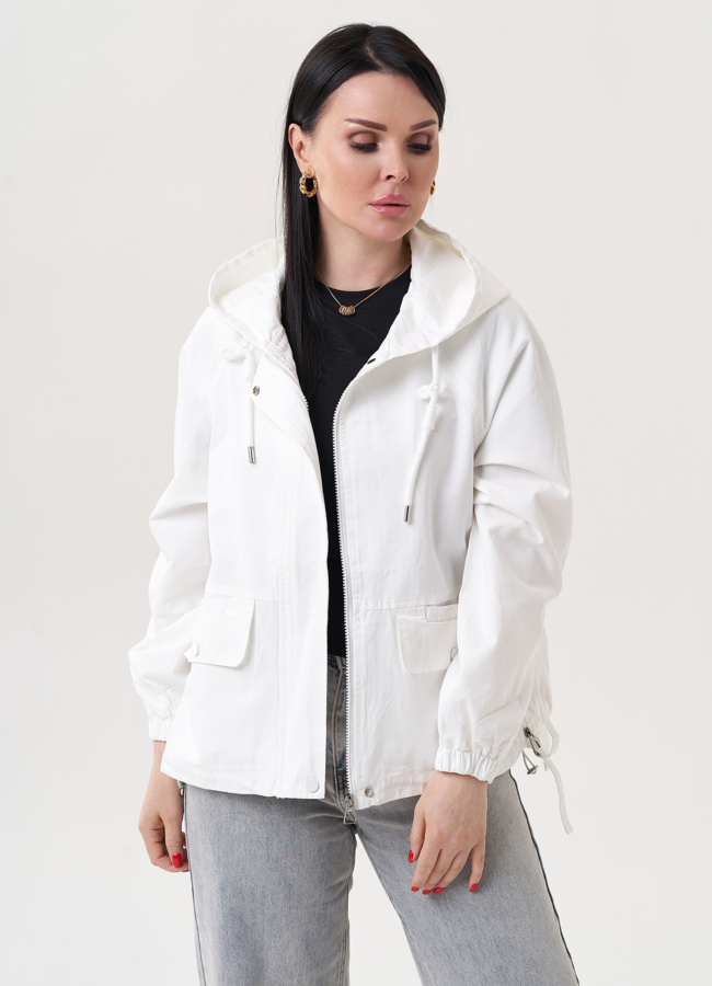 фото Ветровка белого цвета с капюшоном модель № 27259