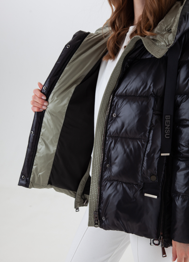 Женский укороченный пуховик черного цвета с капюшоном модель № 21091 универмаг малина