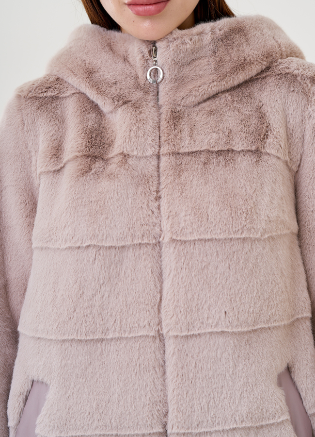 Пальто из искусственного меха с капюшоном модель № 79331 в рассрочку