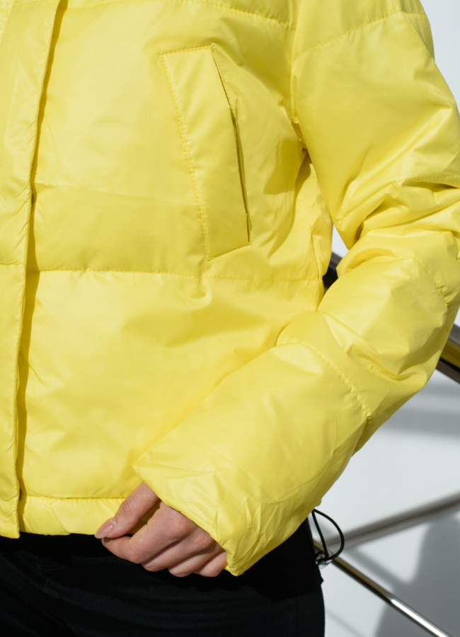 Женская куртка желтого цвета  модель № 22586 в рассрочку