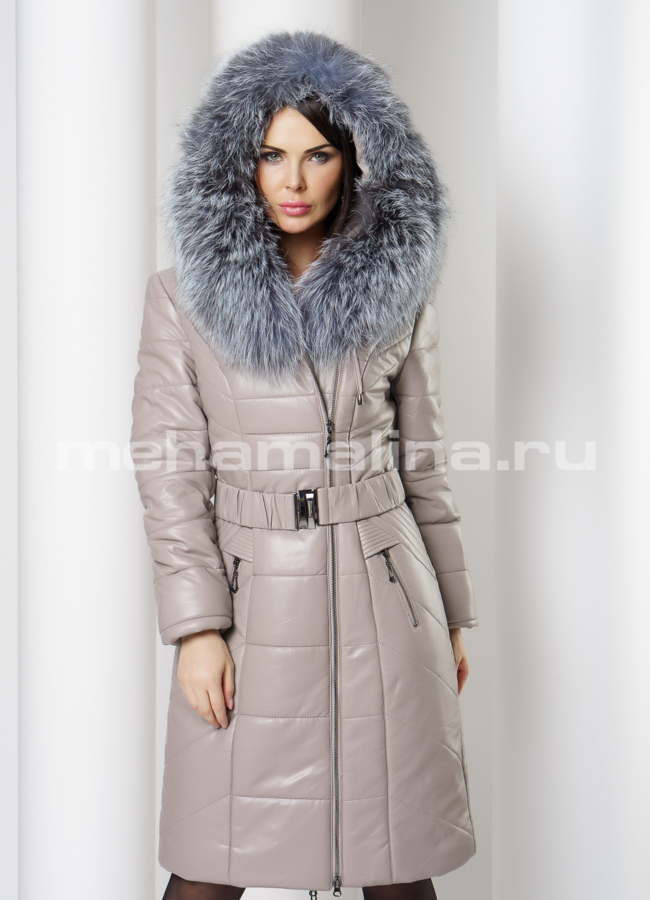 Бежевый пуховик из эко кожи с капюшоном модель № 1919 меха малина