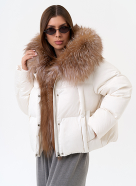 Женский пуховик с капюшоном из меха блюфрост