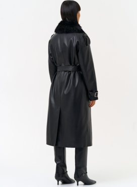 Женское утепленное пальто из экокожи с воротником из эко меха Женское утепленное пальто из экокожи с воротником из эко меха