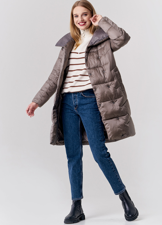 Удлиненный пуховик коричневого цвета  модель № 21889 в рассрочку