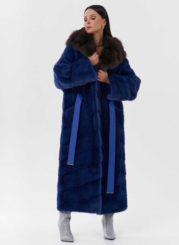 Шуба из норки с капюшоном из меха куницы