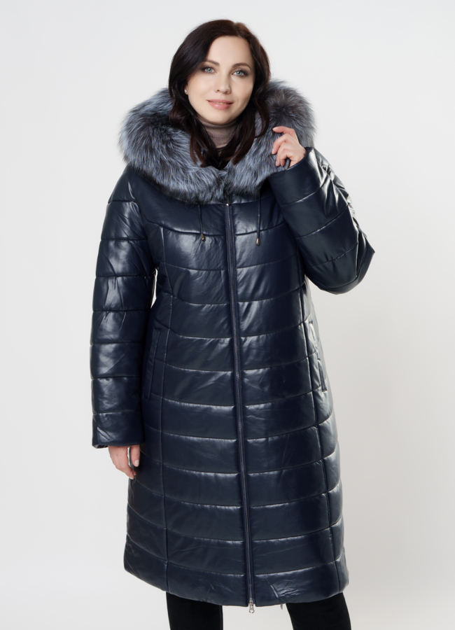 Пуховик из эко кожи синего цвета с капюшоном модель № 11665 меха малина