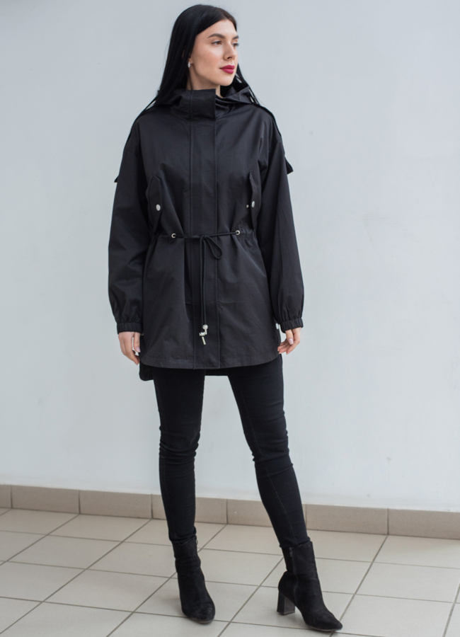 Ветровка черного цвета с капюшоном  модель № 22764 в рассрочку