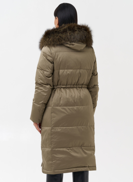 Женский пуховик с отделкой из меха чернобурки