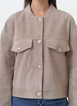 Светлая куртка из замши