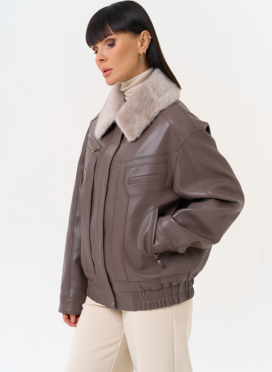 Женская утепленная куртка из эко кожи в бежевом цвете Женская утепленная куртка из эко кожи в бежевом цвете