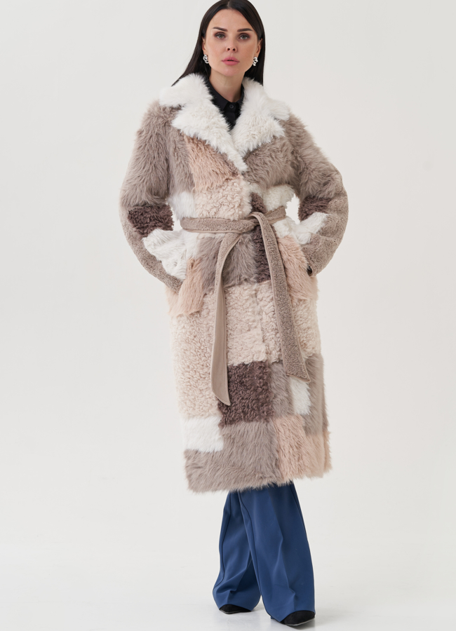 Пальто бежевого цвета с английским воротником модель № 25417 меха малина