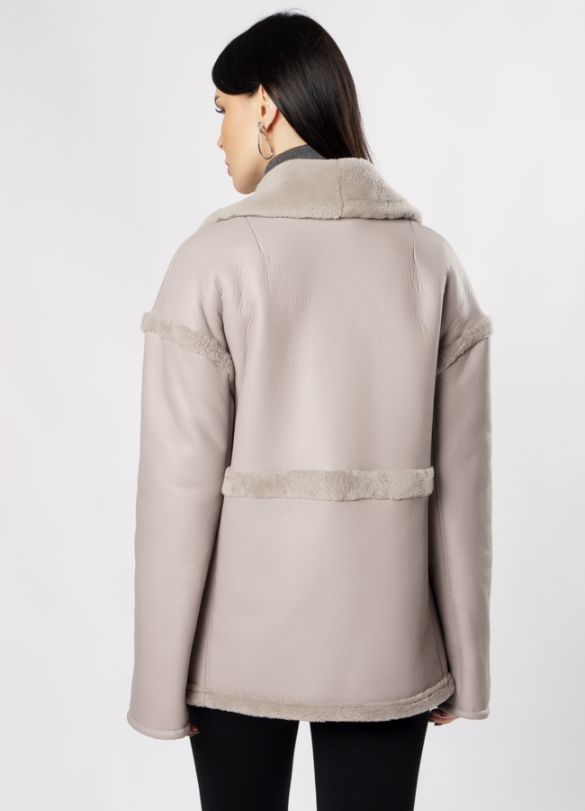 Укороченная дубленка бежевого цвета модель № 10494 в рассрочку