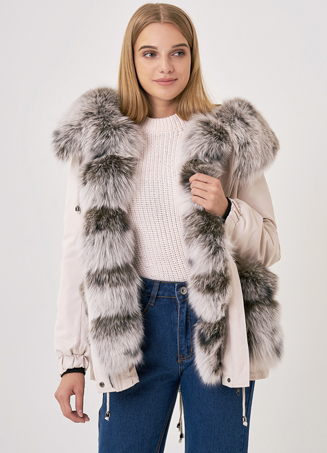 Белая укороченная парка с капюшоном модель № 18948 в рассрочку