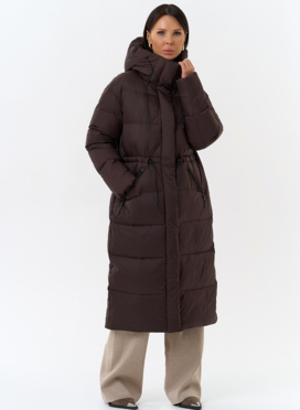 Женский пуховик коричневого цвета с капюшоном