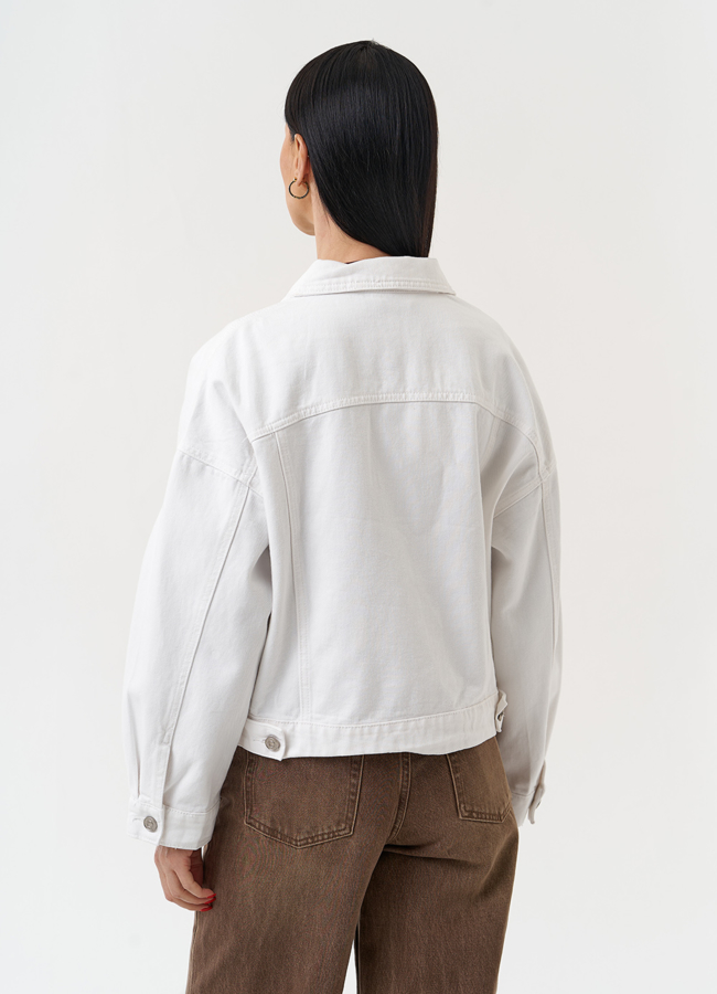 фото Женская джинсовая куртка белого цвета модель № 30436