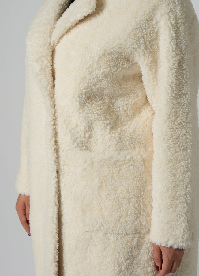 Пальто из эко меха белого цвета с английским воротником модель № 19433 универмаг малина