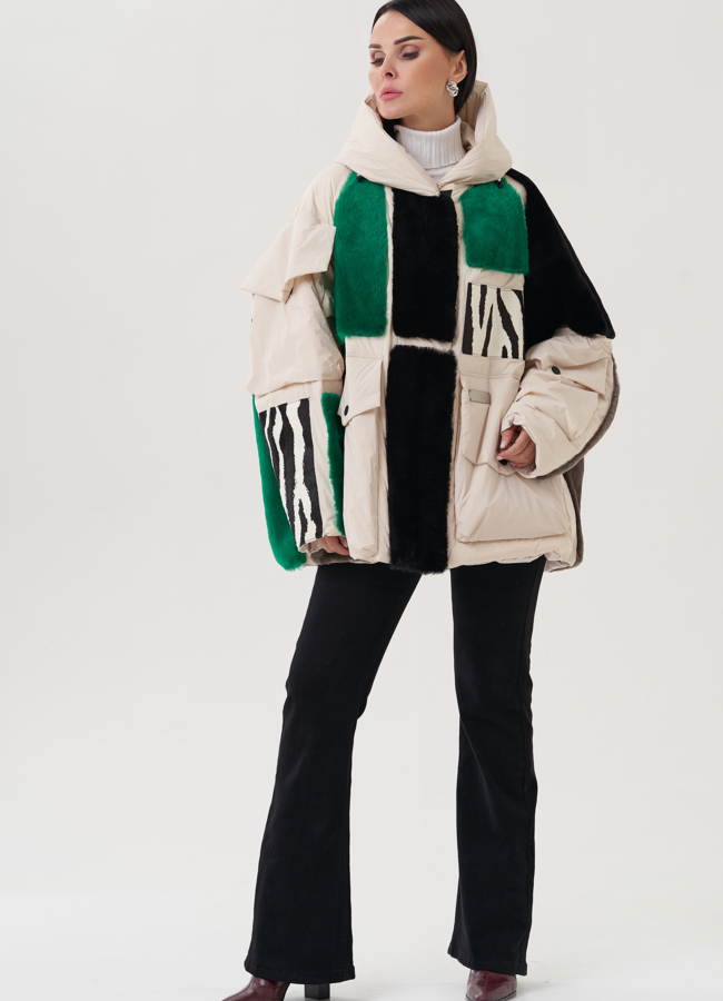 Женский пуховик белого цвета с капюшоном модель № 25478 меха малина