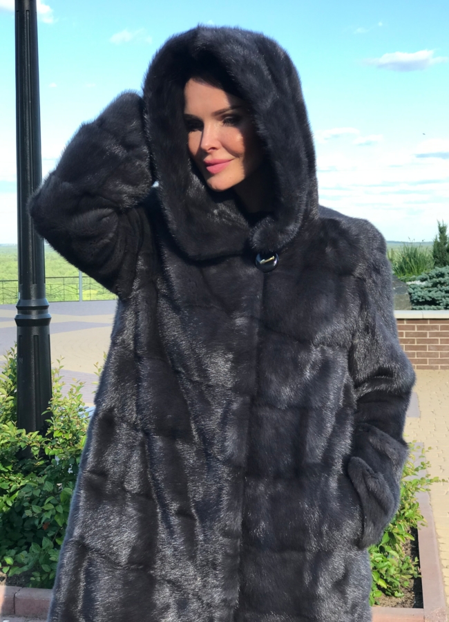 Норковая шуба в поперечном раскладе с капюшоном в цвете графит модель № 2105-2M в рассрочку