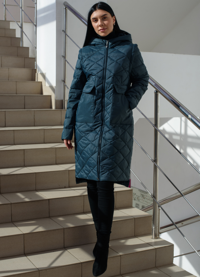 Женский плащ с капюшоном темно-зеленого цвета модель № 22580 в рассрочку