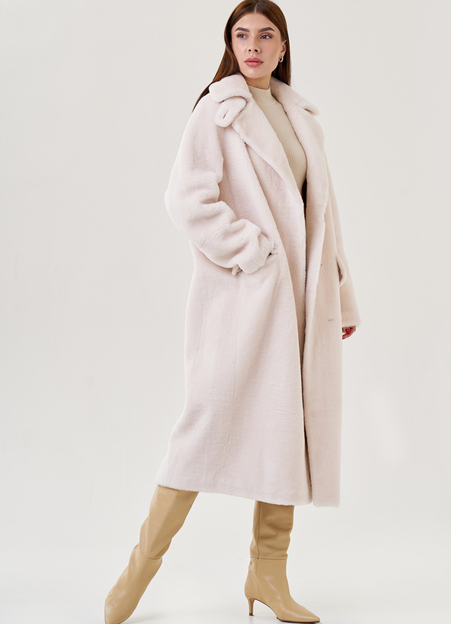 Длинное белое пальто из эко меха модель № 79325 универмаг малина