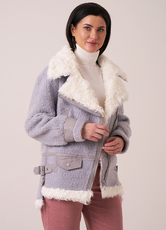 Укороченная шуба из эко меха голубого цвета модель № 17967 меха малина