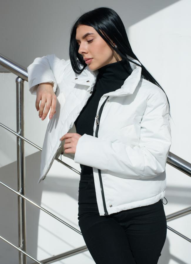 Куртка белого цвета  модель № 22587 универмаг малина