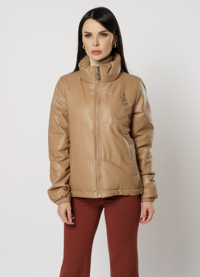 Женская куртка из эко кожи бежевого цвета модель № 5030 меха малина