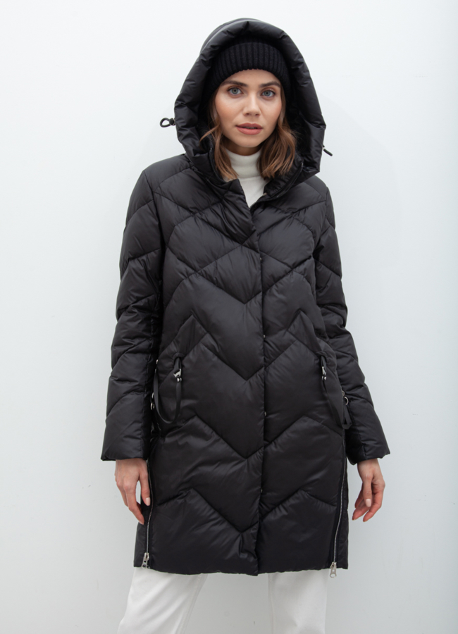 Пуховик женский в черном цвете модель № 21050 меха малина