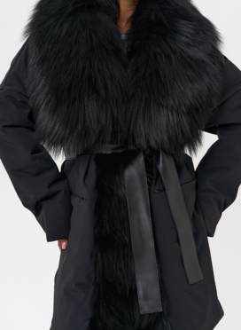 Женское зимнее полупальто черного цвета с мехом лисы