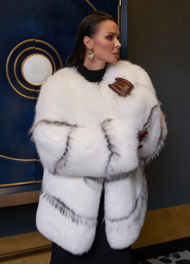 Шуба из меха лисы белого цвета модель № 27615 в рассрочку