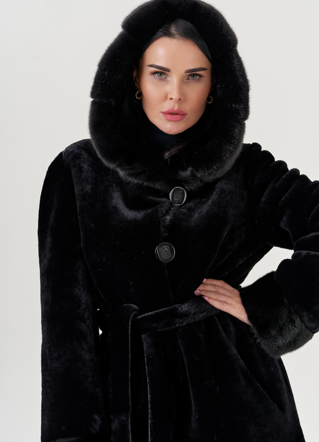 Шуба из овчины в черном цвете с капюшоном  модель № 79634 универмаг малина