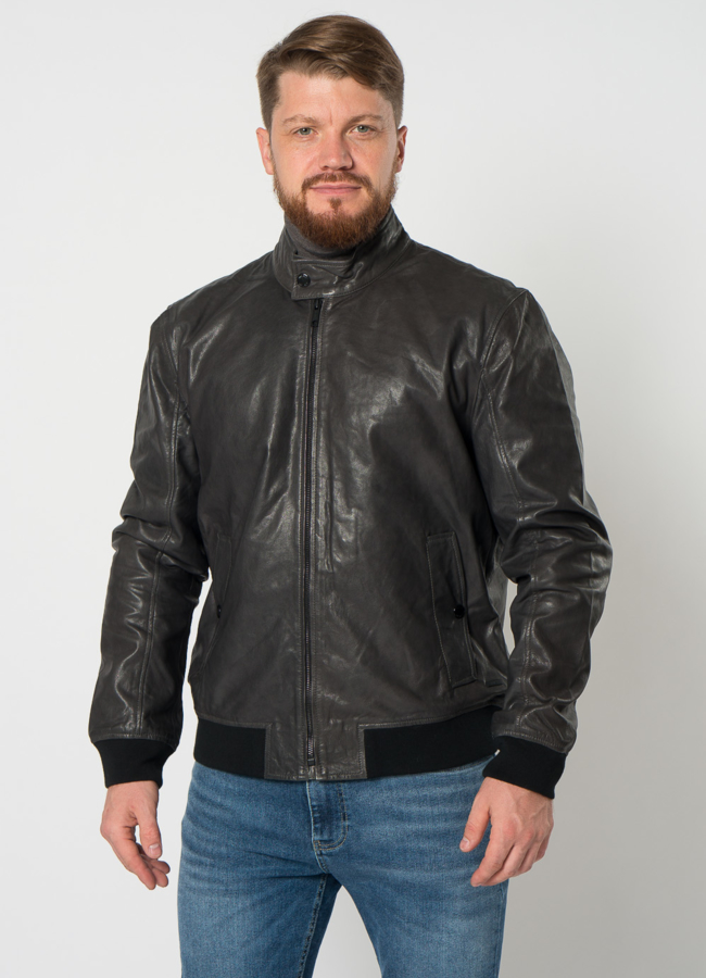 Мужской бомбер из натуральной кожи в сером цвете модель № 21587 меха малина