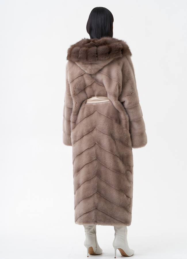 Длинная шуба из норки с капюшоном из меха куницы модель № 28128 в кредит