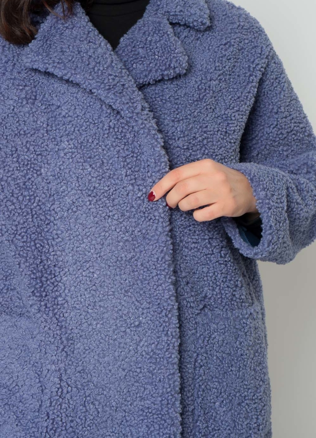 Пальто из эко меха синего цвета с английским воротником модель № 19434 универмаг малина