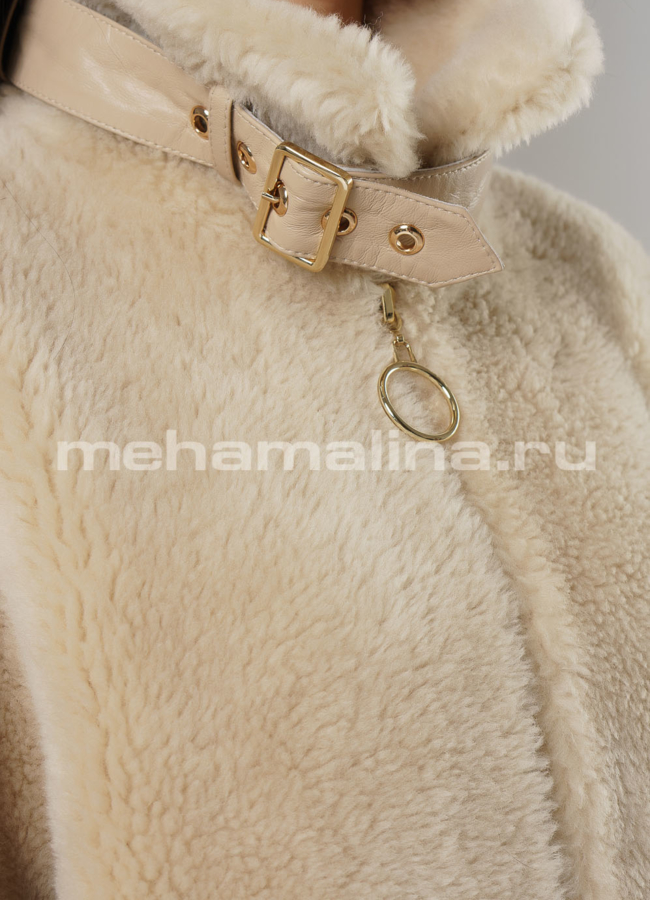Укороченная шуба бежевого цвета с накладными карманами модель № 89191 универмаг малина