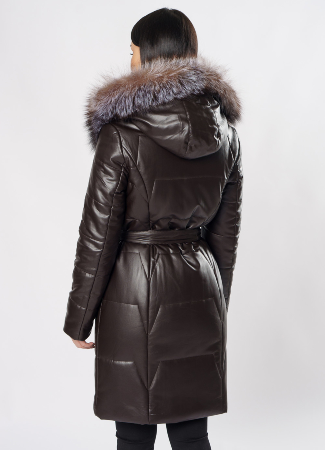 Пуховик из эко кожи коричневого цвета с капюшоном модель № 18979 в рассрочку