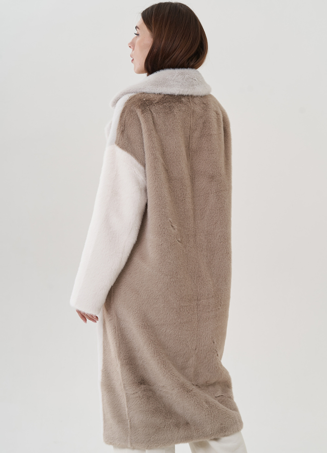 фото Женское пальто из эко меха в светлых тонах  модель № 25739