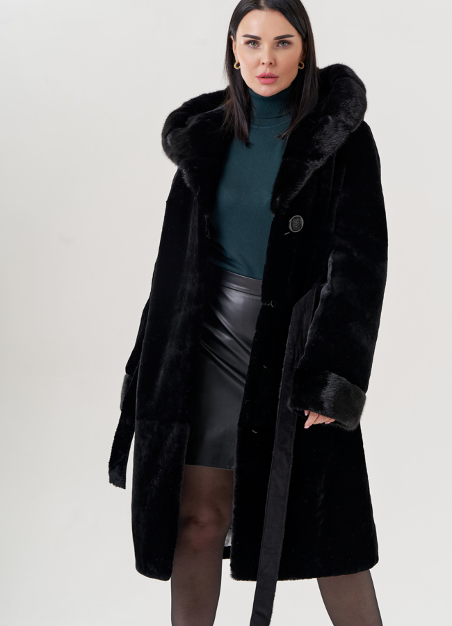 Шуба из овчины в черном цвете с капюшоном  модель № 79634 универмаг малина
