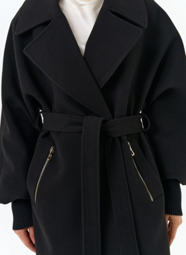 Женское укороченное пальто с декоративными молниями