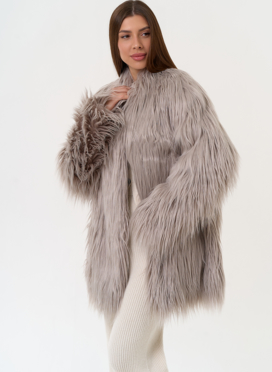 Женская шуба из эко меха с декоративным поясом Женская шуба из эко меха с декоративным поясом